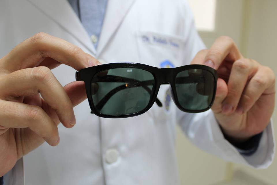 Má qualidade do óculos de sol pode comprometer a visão, afirma oftalmologista